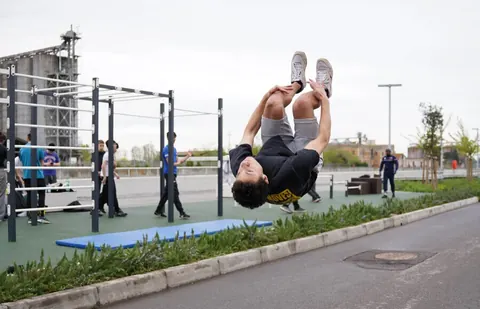 Ragazzo che fa backflip